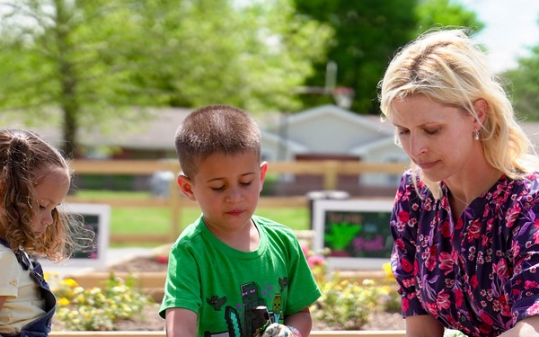 First Lady of Kentucky Visits Fort Campbell to Honor Military Children