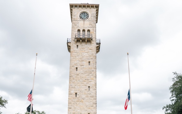 U.S. Army North Commander speaks with the 160th Special Operations Aviation Regiment