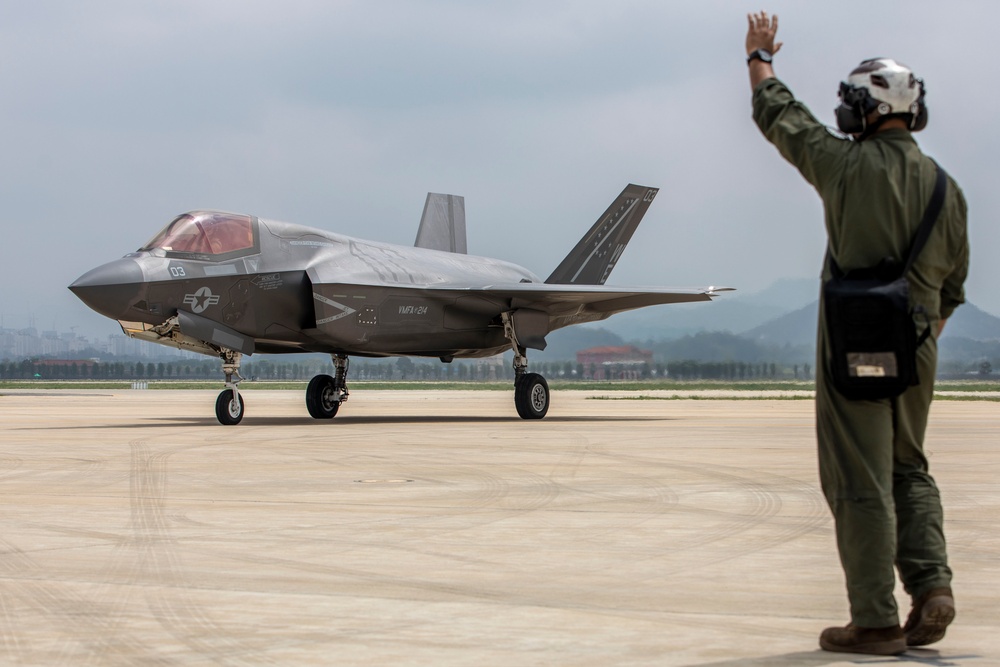 U.S. Marines fuel F-35s at Gwangju Air Base
