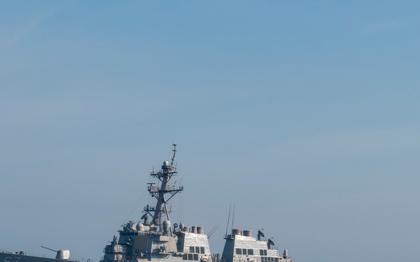 USS Cole Assists Royal Canadian Navy, U.S. Coast Guard,  Conduct At-Sea Transfer of Intercepted Contraband