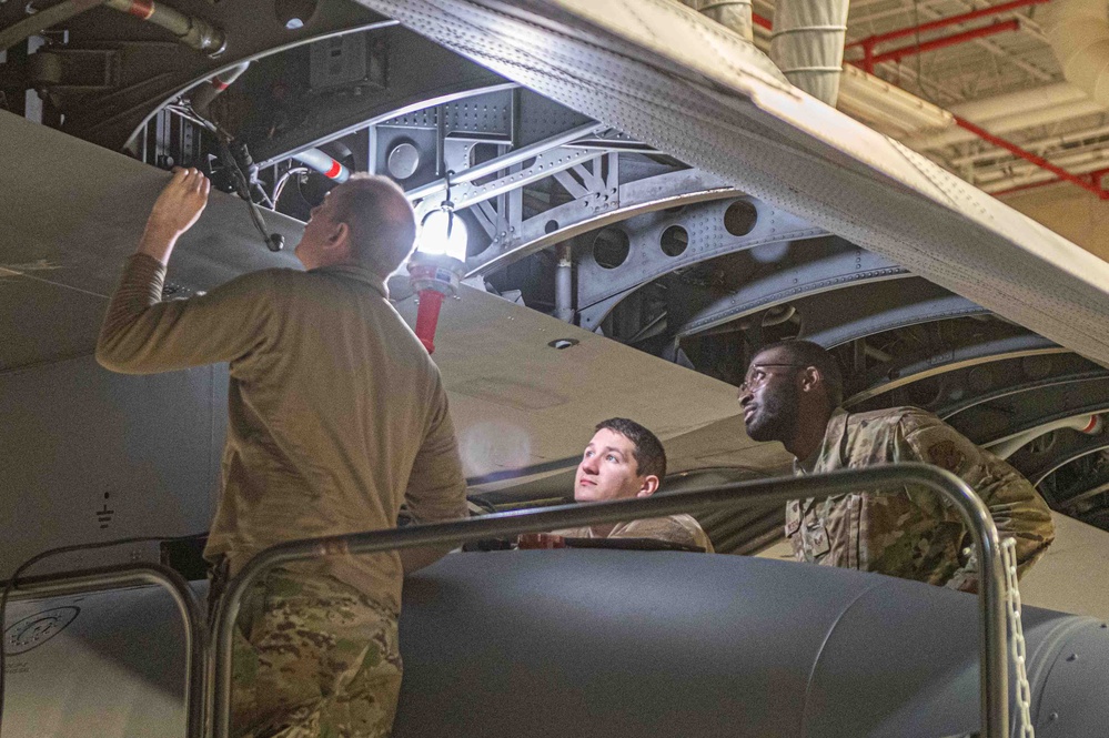 Airmen from Missouri, Rhode Island Remove External Fuel Tanks