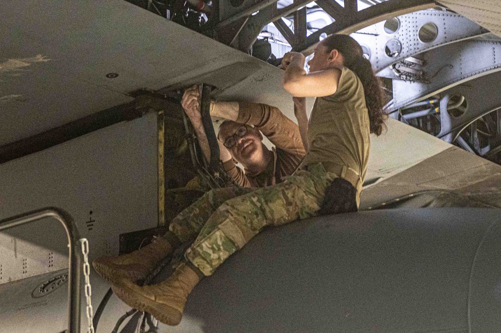 Airmen from Missouri, Rhode Island Remove External Fuel Tanks