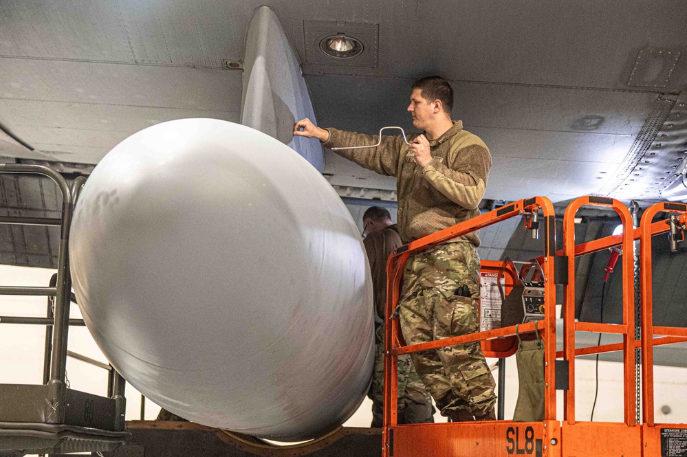 Airmen from Missouri, Rhode Island Remove External Fuel Tanks