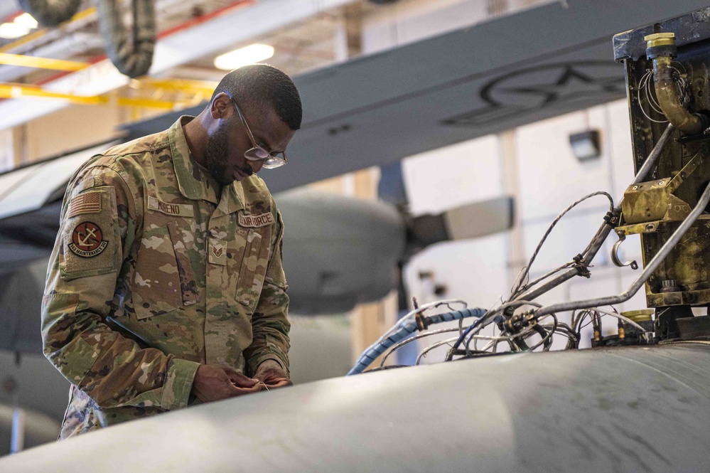 Airmen from Missouri, Rhode Island Remove External Fuel Tanks