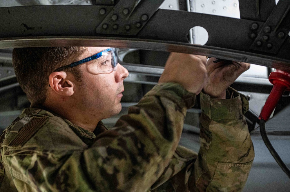 Airmen from Missouri, Rhode Island Remove External Fuel Tanks