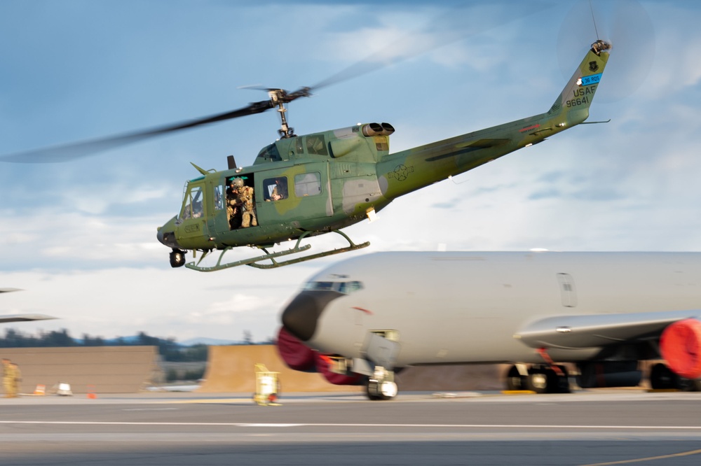 19th Air Force commander visits SERE