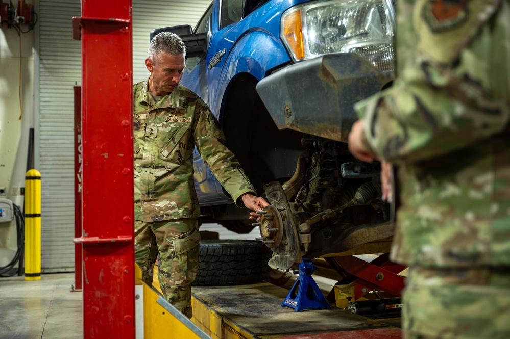 19th Air Force commander visits SERE