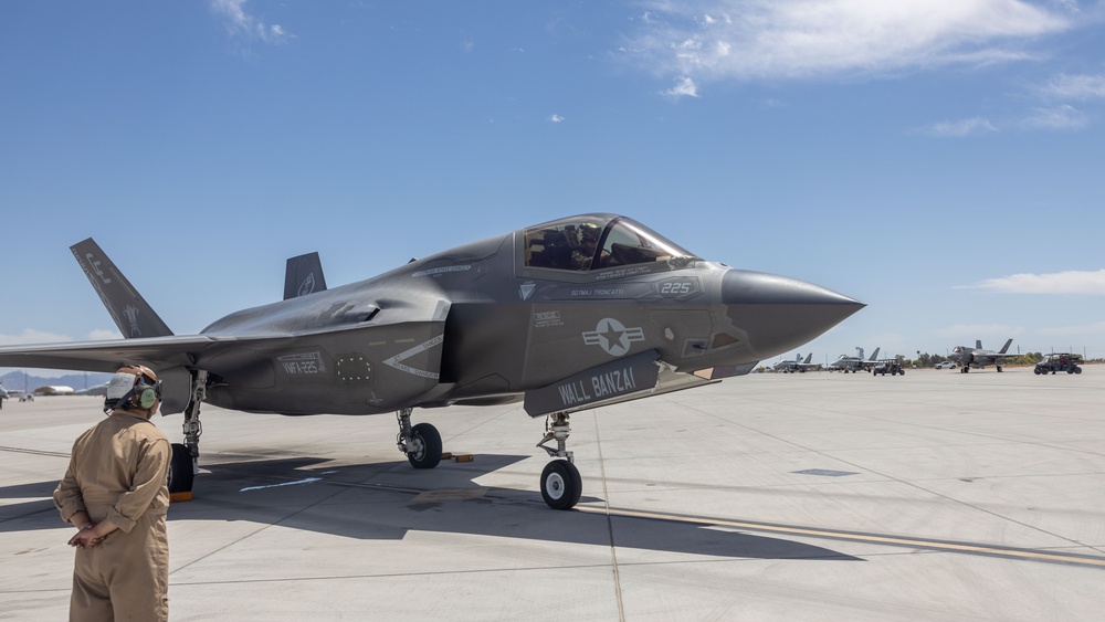 WTI 2-25 Commanding Generals of 1st, 2nd, 3rd, and 4th MAW visit MAWTS-1