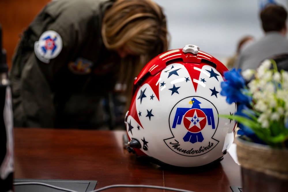 Texas nurse receives USAF Thunderbirds Hometown Hero flight