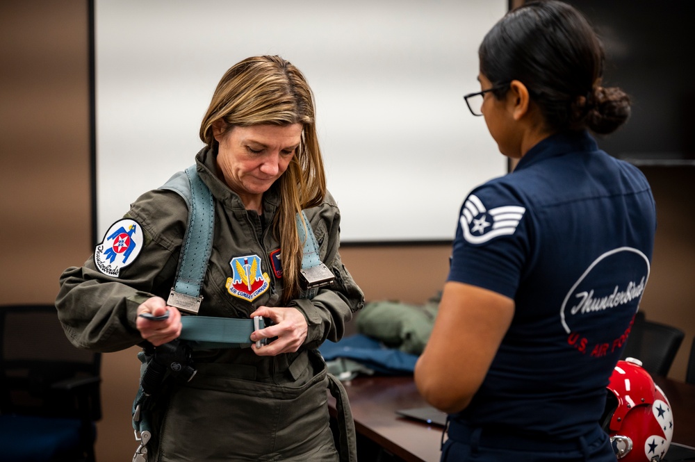 Texas nurse receives USAF Thunderbirds Hometown Hero flight