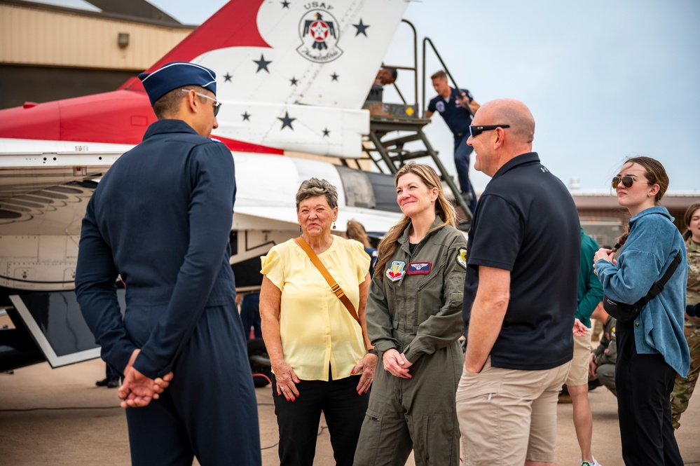 Texas nurse receives USAF Thunderbirds Hometown Hero flight