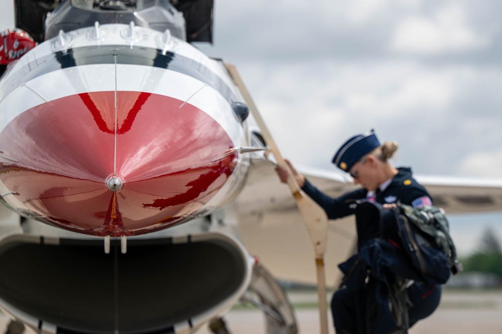 USAF Thunderbirds depart Scott Air Force Base