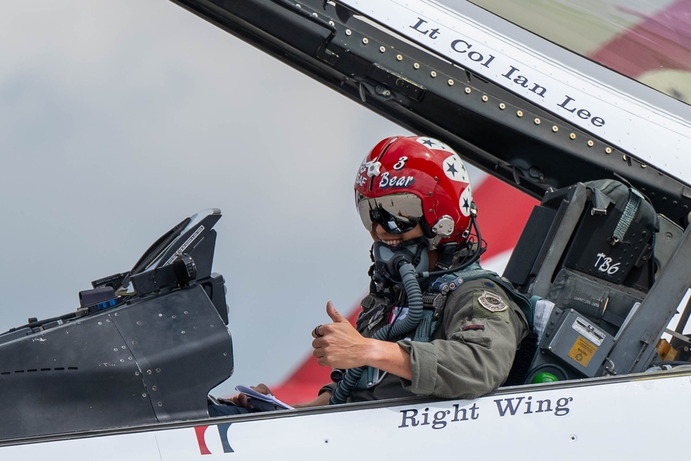 USAF Thunderbirds depart Scott Air Force Base