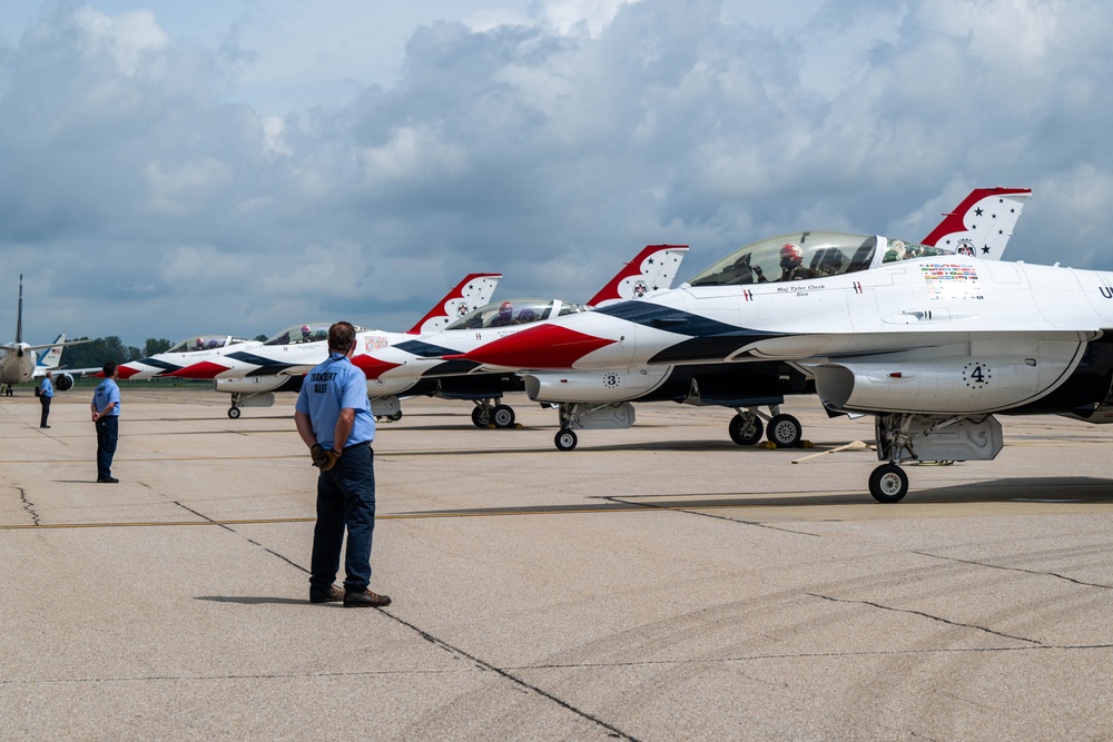 USAF Thunderbirds depart Scott Air Force Base