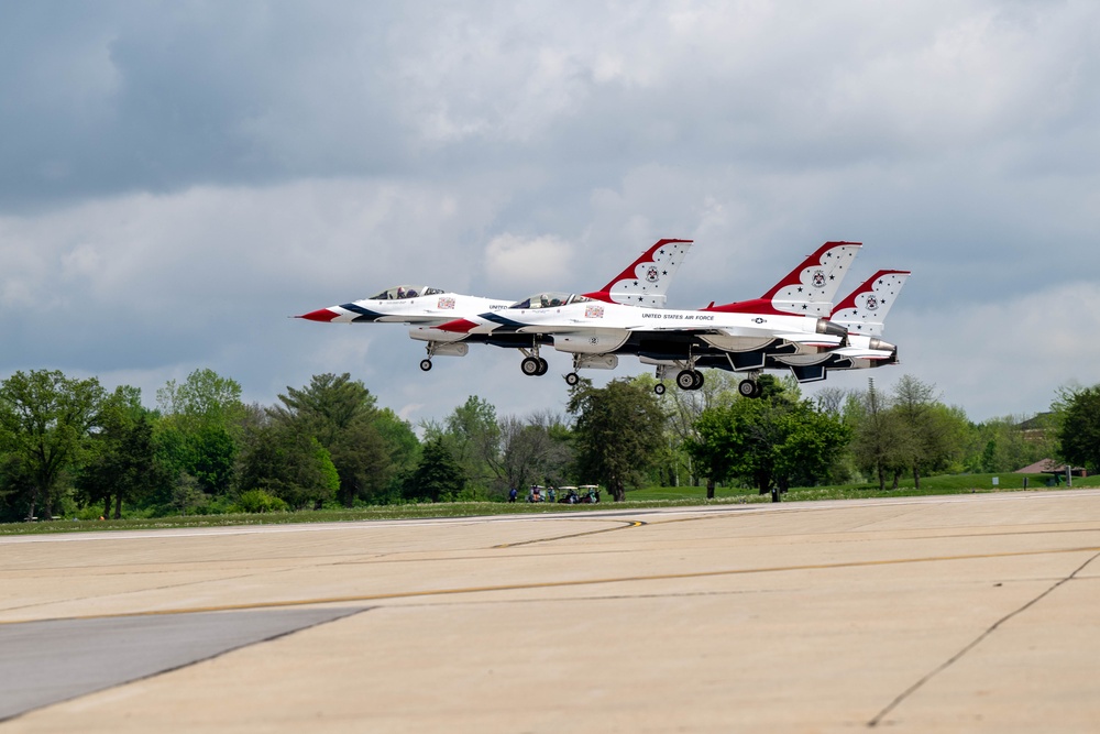 USAF Thunderbirds depart Scott Air Force Base