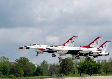 USAF Thunderbirds depart Scott Air Force Base