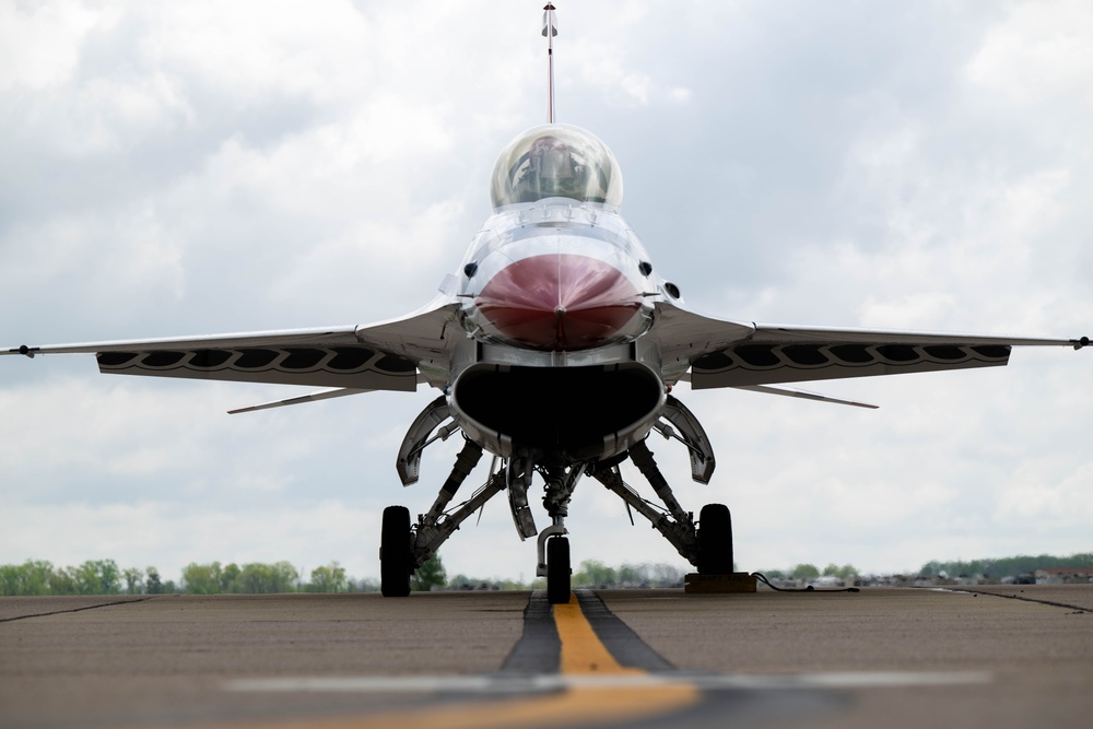 USAF Thunderbirds depart Scott Air Force Base