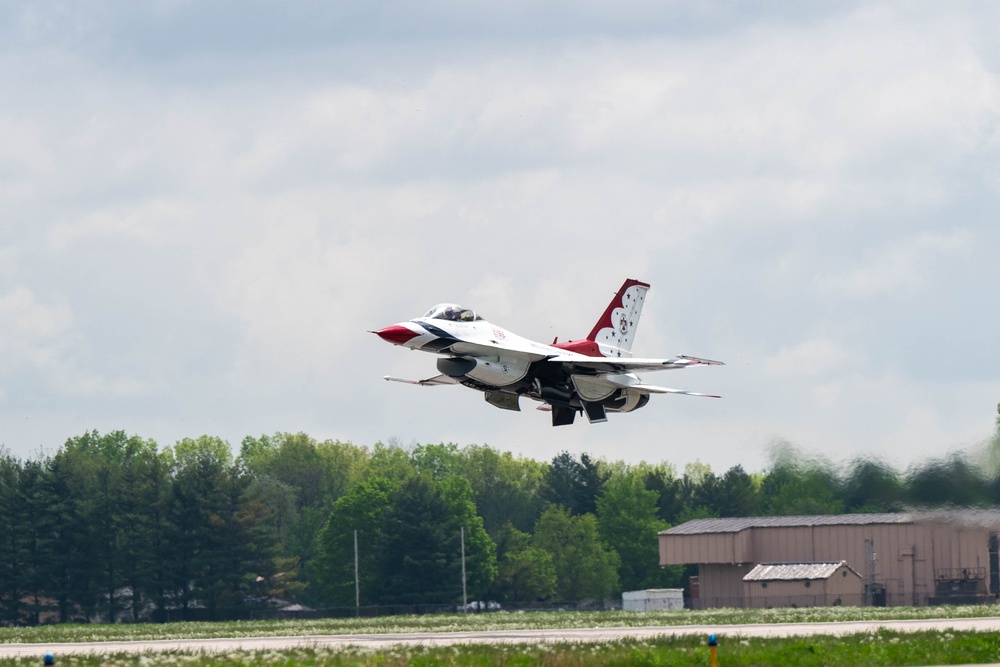 USAF Thunderbirds depart Scott Air Force Base