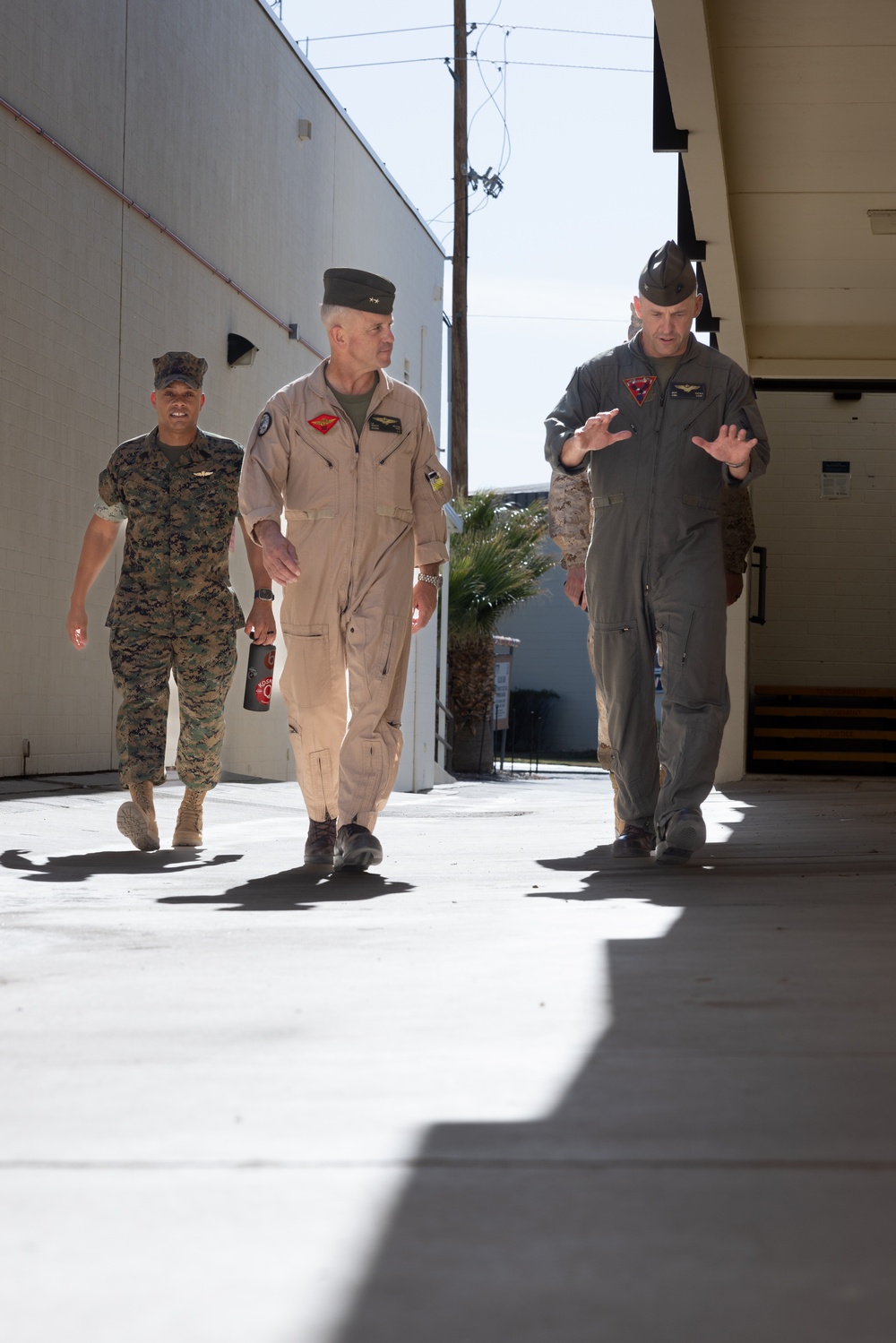 Maj Gen Wellons visits MAG-13