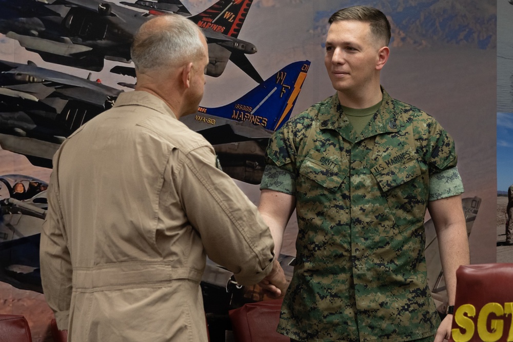 Maj Gen Wellons visits MAG-13