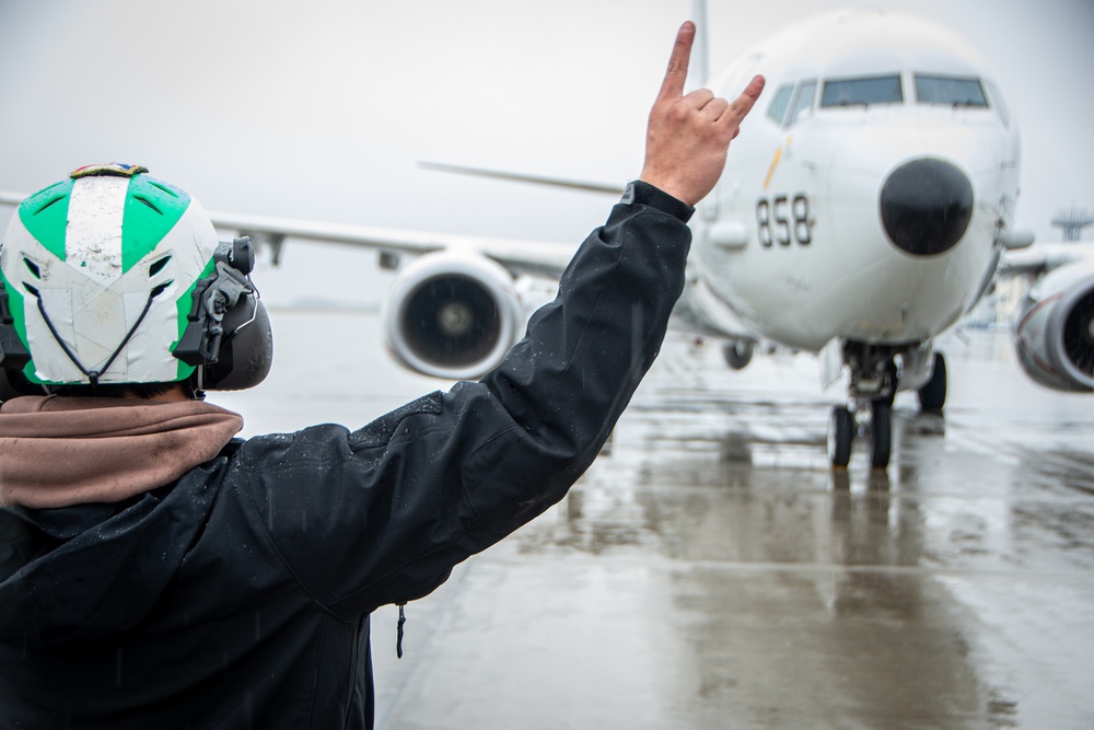 VP-8 AMEAN Sawaguchi gives the #2 engine signal to the flight deck.