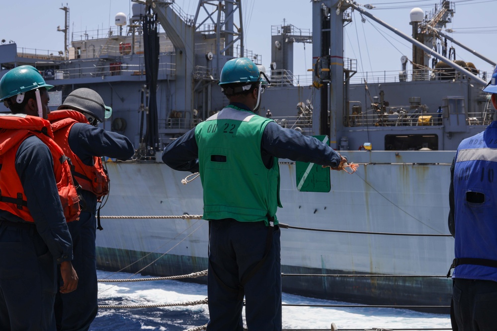 Truxtun conducts RAS with USNS Arctic