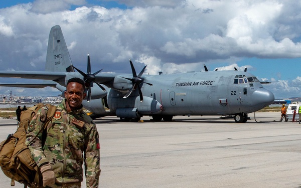 Aeromedical evacuation technician shares techniques in Tunisia