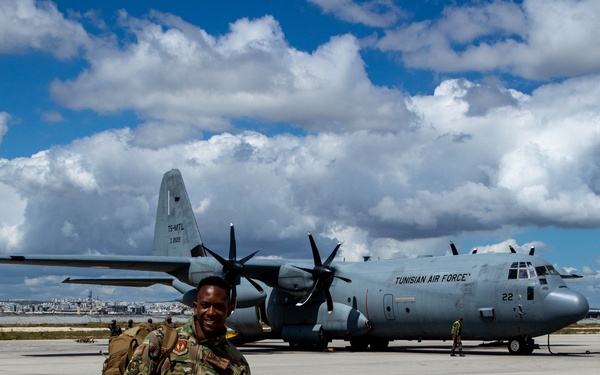 Aeromedical evacuation technician shares techniques in Tunisia
