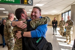 Deployers arrive home [Image 9 of 21]