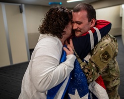Deployers arrive home [Image 16 of 21]