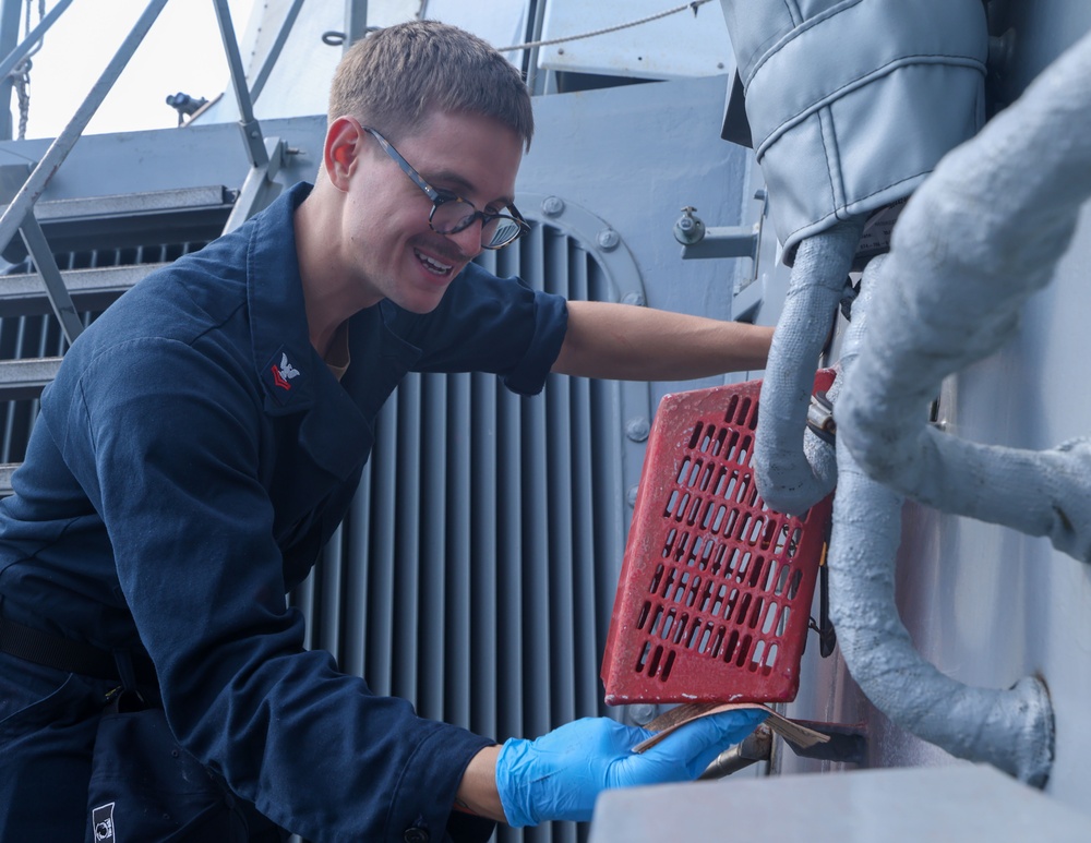 USS William P. Lawrence Conducts Topside Preservation