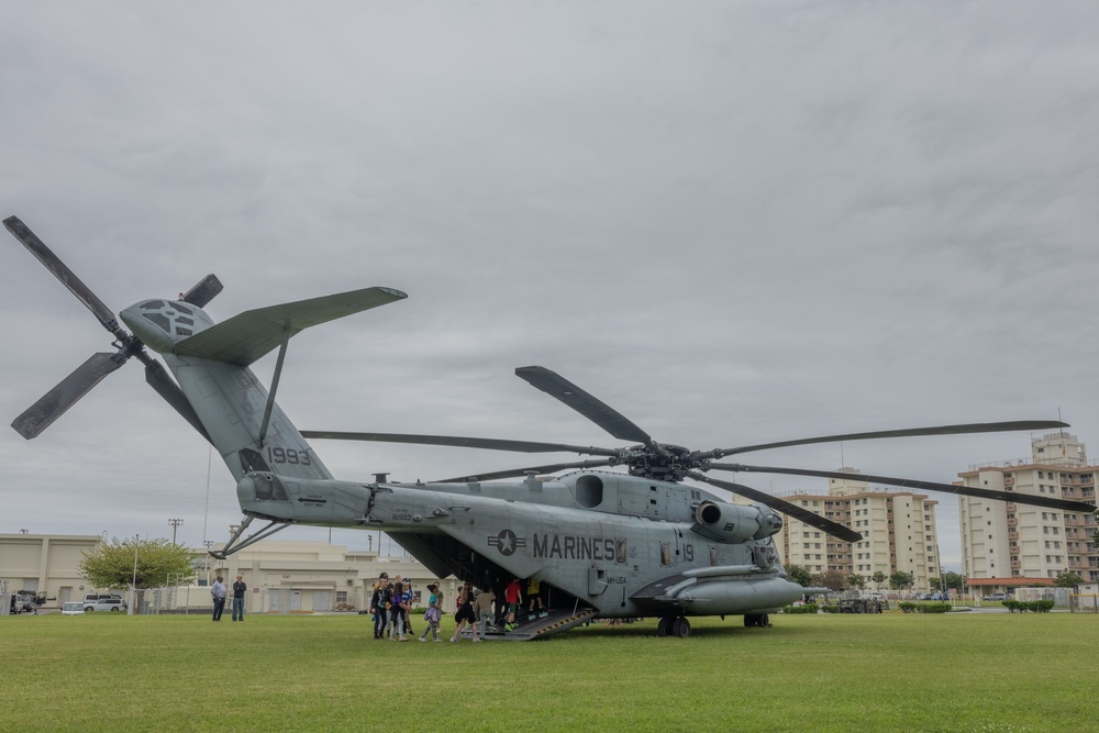 CH-53E Super Stallion Helicopter visits Kinser Elementary School for Career Day