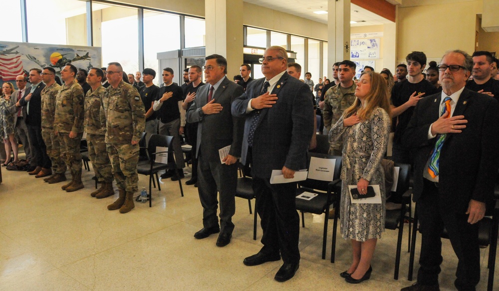 Army Reserve general swears in 40 New Yorkers at enlistment ceremony