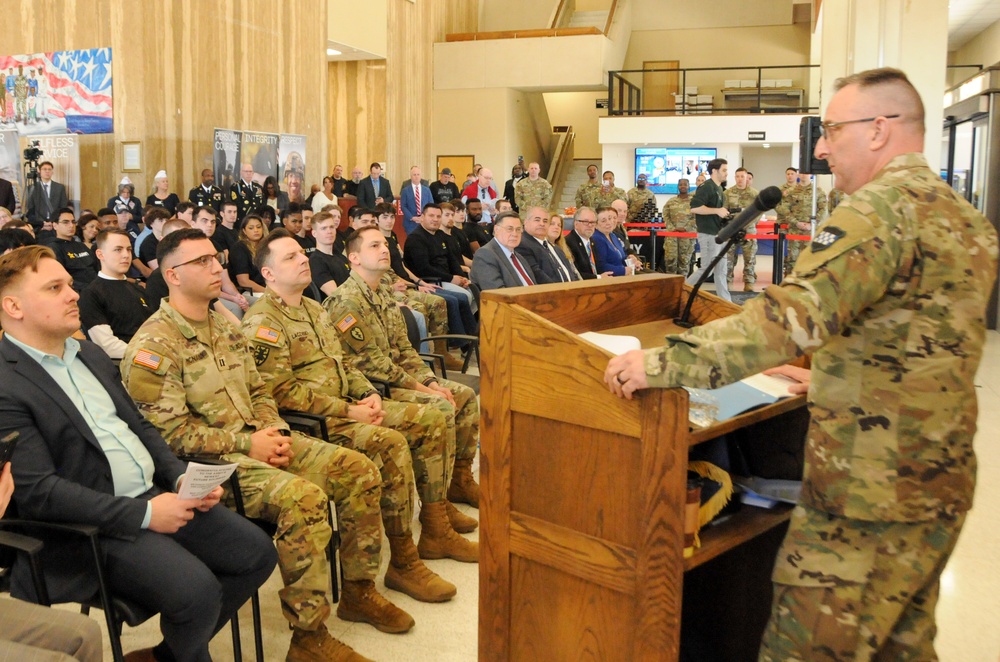 Army Reserve general swears in 40 New Yorkers at enlistment ceremony