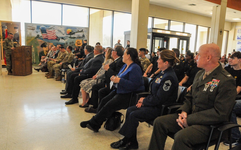 Army Reserve general swears in 40 New Yorkers at enlistment ceremony