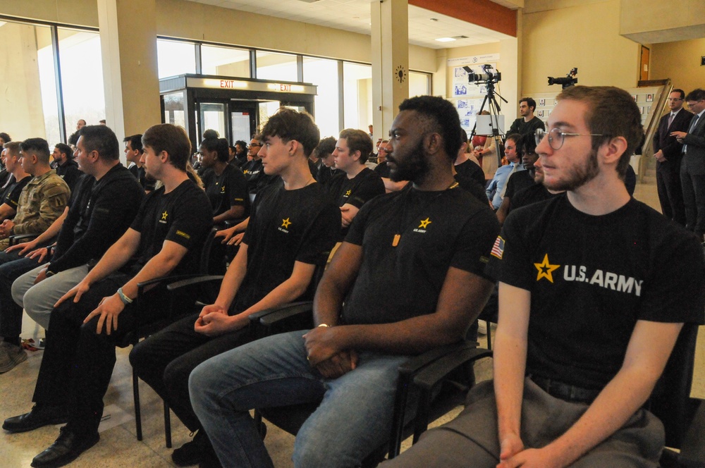 Army Reserve general swears in 40 New Yorkers at enlistment ceremony