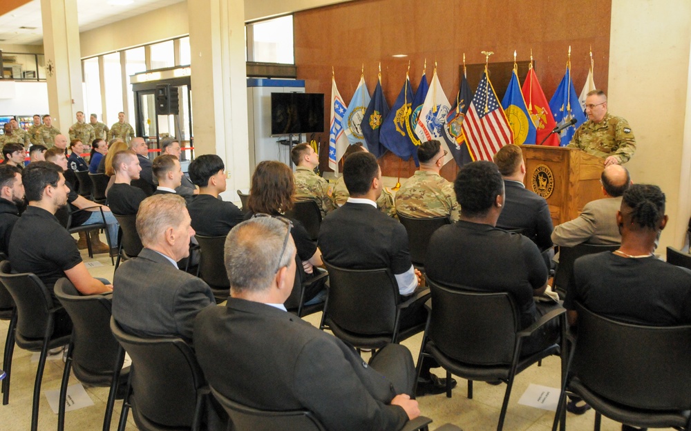 Army Reserve general swears in 40 New Yorkers at enlistment ceremony