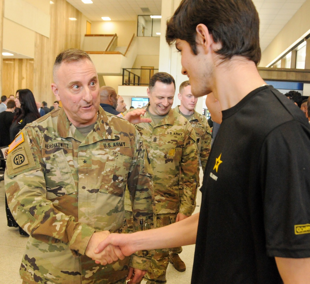 Army Reserve general swears in 40 New Yorkers at enlistment ceremony