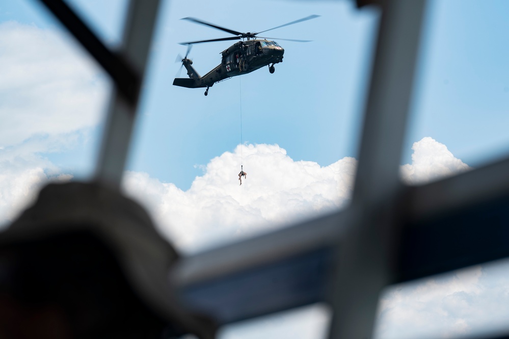 Soto Cano Air Base’s 1-228th conducts overwater hoist drills
