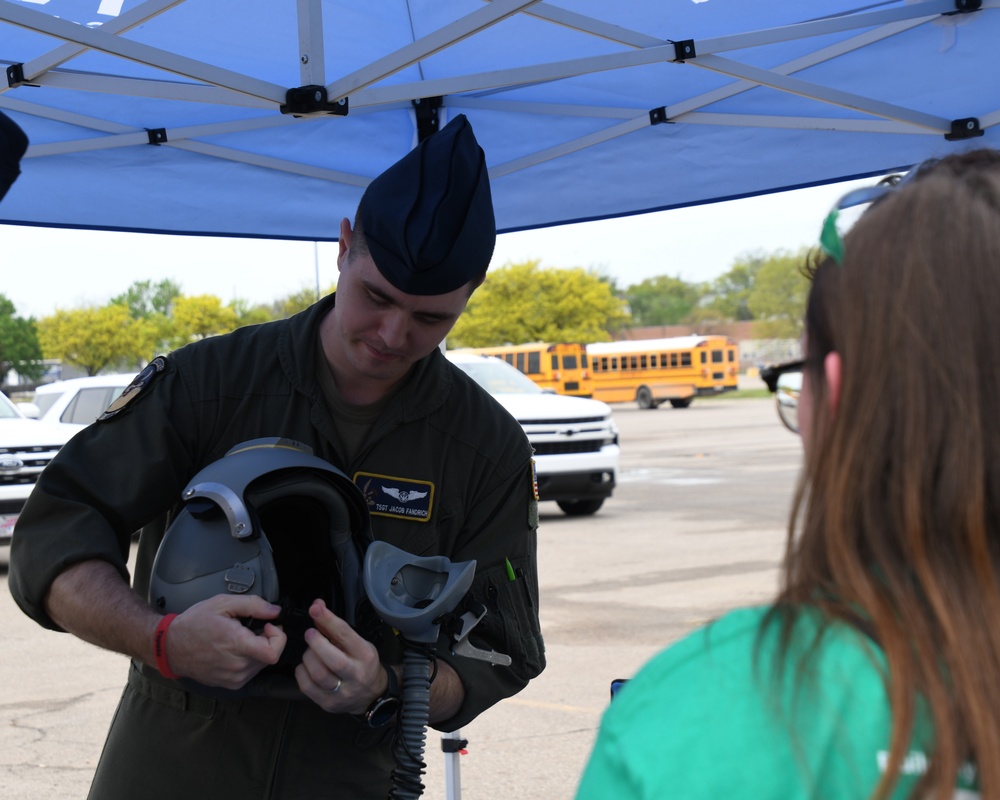 190th Recruiters &amp; Airmen Represent at Build My Future