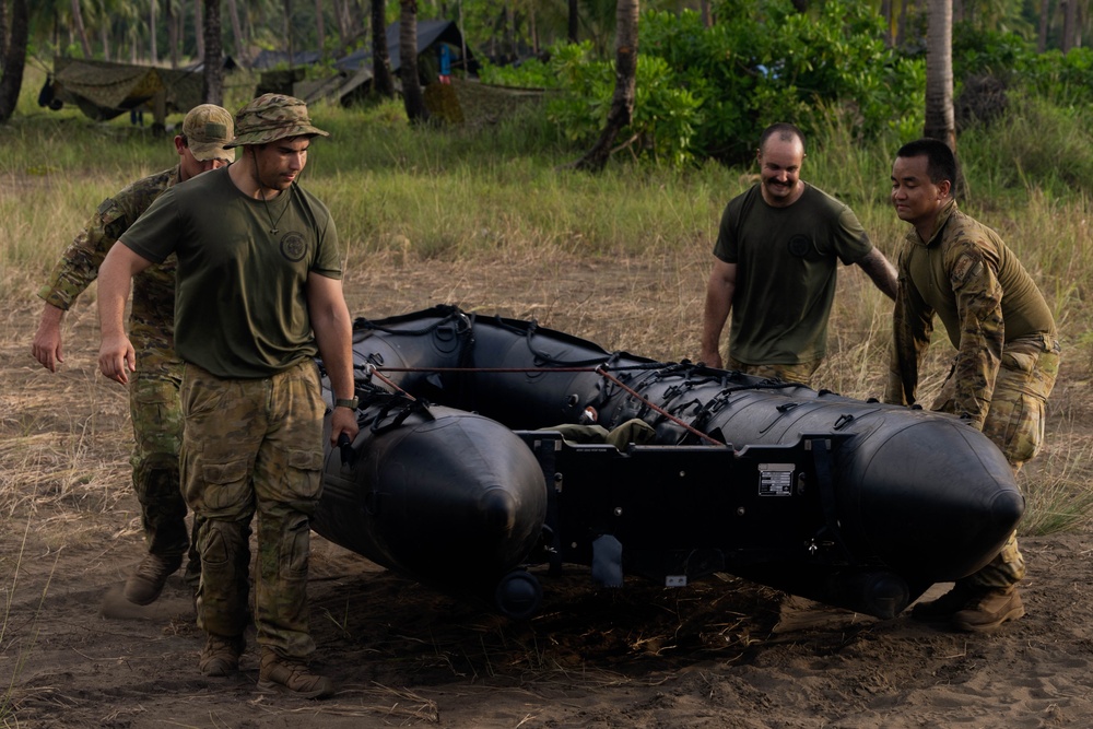 Balikatan 25: Australian Army Soldiers with 5th/7th Battalion, RAR conduct small boat operations