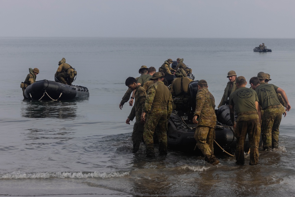 Balikatan 25: Australian Army Soldiers with 5th/7th Battalion, RAR conduct small boat operations