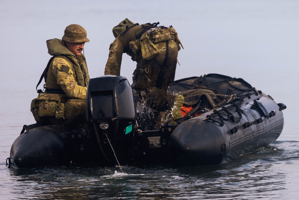 Balikatan 25: Australian Army Soldiers with 5th/7th Battalion, RAR conduct small boat operations