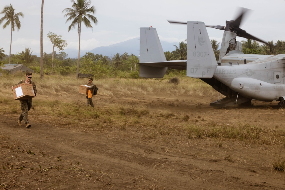 Balikatan 25: U.S. Marines with MRF-D 25.3 fly human blood into Rizal