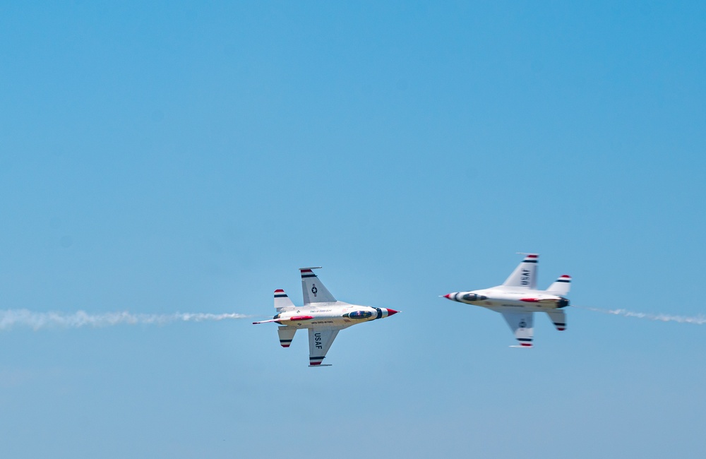 Thunderbirds Light Up the Skies at Air Power Over Hampton Roads