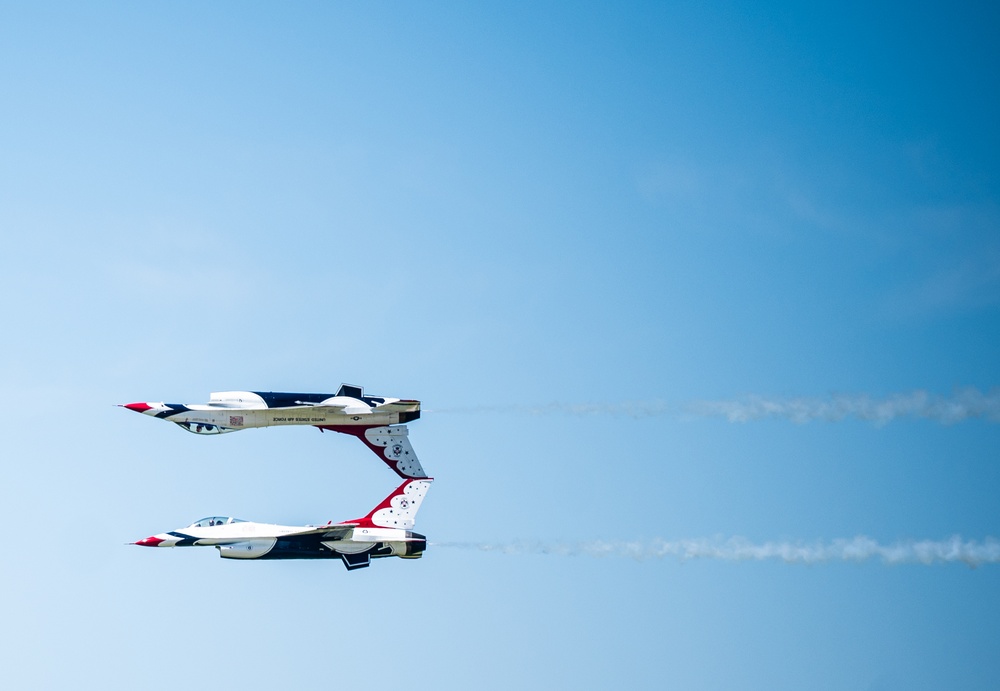 Thunderbirds Light Up the Skies at Air Power Over Hampton Roads