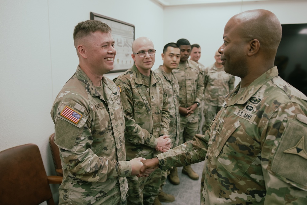 III Corps Commander recognizes troopers in the 1st Air Cavalry Brigade