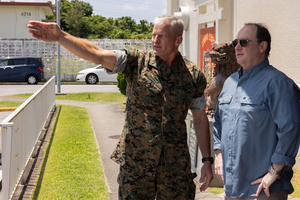 III Marine Expeditionary Force Commanding General Meets Secretary of the Navy