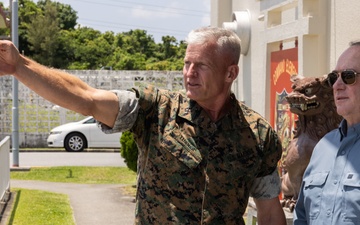 III Marine Expeditionary Force Commanding General Meets Secretary of the Navy