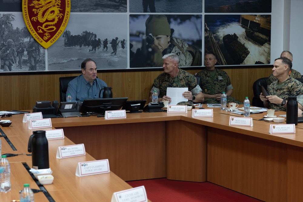 III Marine Expeditionary Force Commanding General Meets Secretary of the Navy